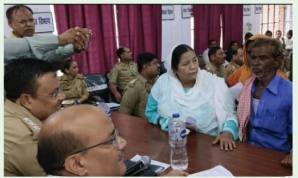 बहराइच: पूर्ण समाधान दिवस में पहुंचा पीड़ित फरियादी अपने जीवित होने का दिया प्रमाण साहब अभी हम जिन्दा है, अधिकारियों ने कागज पर पीड़ित को किया मृतक